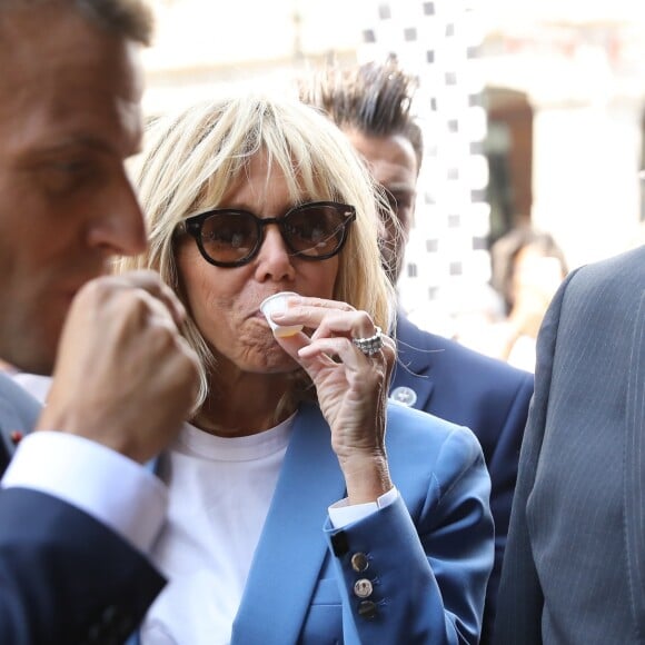 Le président de la République française Emmanuel Macron, sa femme la Première Dame Brigitte Macron, le Premier ministre du Québec Philippe Couillard et sa femme Suzanne Pilote déambulent dans les rues du Vieux-Montréal, Québec, Canada, le 7 juin 2018, la veille du sommet du G7.