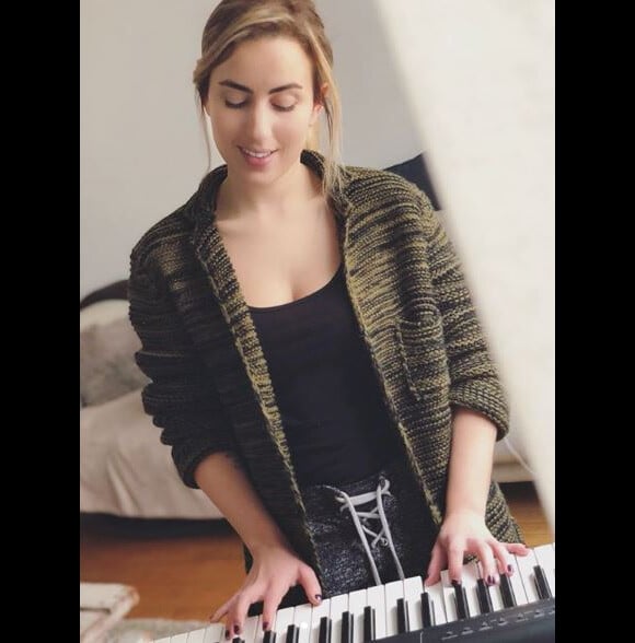 Maude joue du piano - Instagram, février 2018