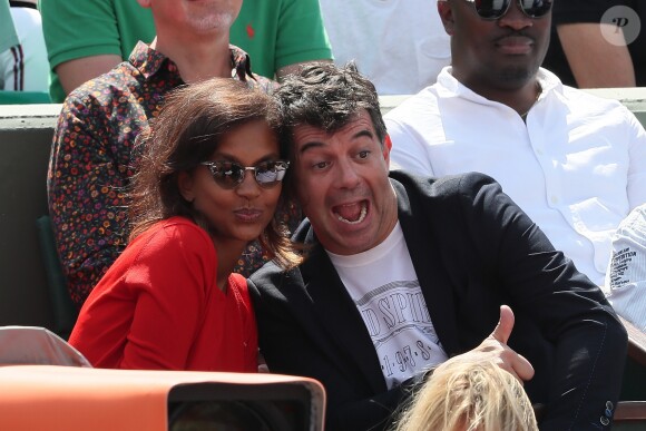 Stéphane Plaza et Karine Le Marchand plaisantent et s'amusent à Roland Garros - People dans les tribunes lors des internationaux de tennis de Roland Garros à Paris le 4 juin 2018