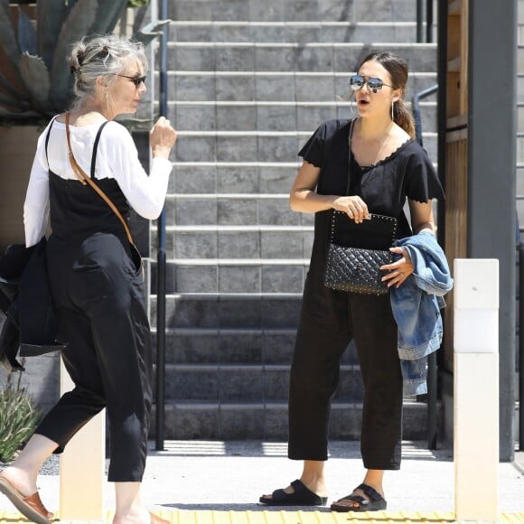 Exclusif - Jessica Alba et ses filles Honor Marie et Haven Garner se retrouvent avec des amis pour une journée de filles à Beverly Hills. Le groupe a fait une pause pour prendre des photos avant de déjeuner. Beverly Hills le 9 juin 2018.