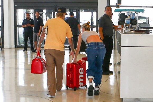 Justin Bieber et Hailey Baldwin embarquent à bord d'un jet privé à Miami, le 12 juin 2018.