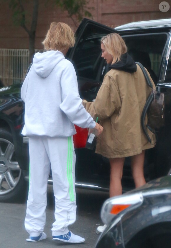Hailey Baldwin sort de son appartement en compagnie de Justin Bieber à New York, le 13 juin 2018.