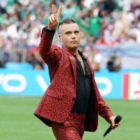 Coupe du Monde : Robbie Williams fait un doigt d'honneur en plein show !