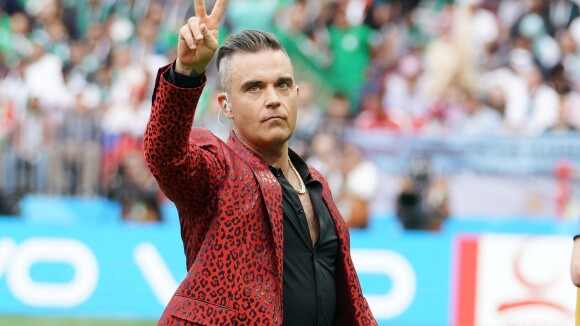 Coupe du Monde : Robbie Williams fait un doigt d'honneur en plein show !