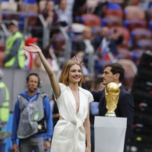 Natalia Vodianova et Iker Casillas presentent le trophée de la Coupe du Monde et sa malle de voyage Louis Vuitton - Cérémonie d'ouverture de la Coupe du Monde de football 2018 au complexe olympique Loujniki à Moscou, le 14 juin 2018.