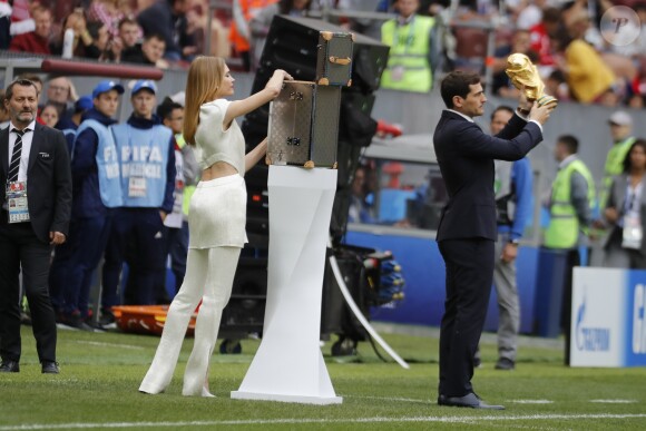 Natalia Vodianova et Iker Casillas presentent le trophée de la Coupe du Monde et sa malle de voyage Louis Vuitton - Cérémonie d'ouverture de la Coupe du Monde de football 2018 au complexe olympique Loujniki à Moscou, le 14 juin 2018.