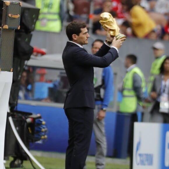 Natalia Vodianova et Iker Casillas presentent le trophée de la Coupe du Monde et sa malle de voyage Louis Vuitton - Cérémonie d'ouverture de la Coupe du Monde de football 2018 au complexe olympique Loujniki à Moscou, le 14 juin 2018.