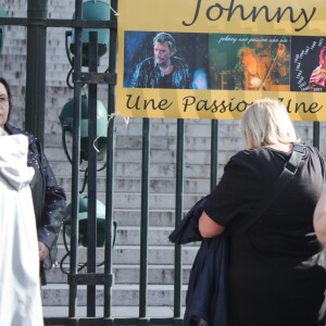 Messe hommage pour le 75e anniversaire de Johnny Hallyday en l'église de La Madeleine à Paris, en présence de milliers de fans. Le 15 juin 2018.