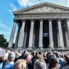 Messe hommage pour le 75e anniversaire de Johnny Hallyday en l'église de La Madeleine à Paris, en présence de milliers de fans. Le 15 juin 2018.