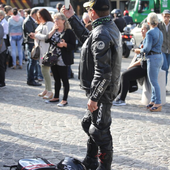 Messe hommage pour le 75e anniversaire de Johnny Hallyday en l'église de La Madeleine à Paris, en présence de milliers de fans. Le 15 juin 2018.