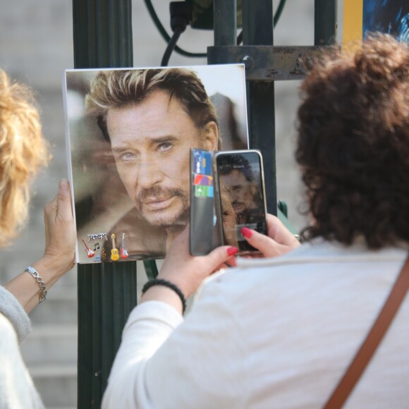 Messe hommage pour le 75e anniversaire de Johnny Hallyday en l'église de La Madeleine à Paris, en présence de milliers de fans. Le 15 juin 2018.
