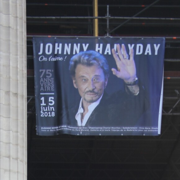 Messe hommage pour le 75e anniversaire de Johnny Hallyday en l'église de La Madeleine à Paris, en présence de milliers de fans. Le 15 juin 2018.