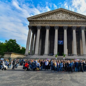 Messe hommage pour le 75e anniversaire de Johnny Hallyday en l'église de La Madeleine à Paris, en présence de milliers de fans. Le 15 juin 2018.