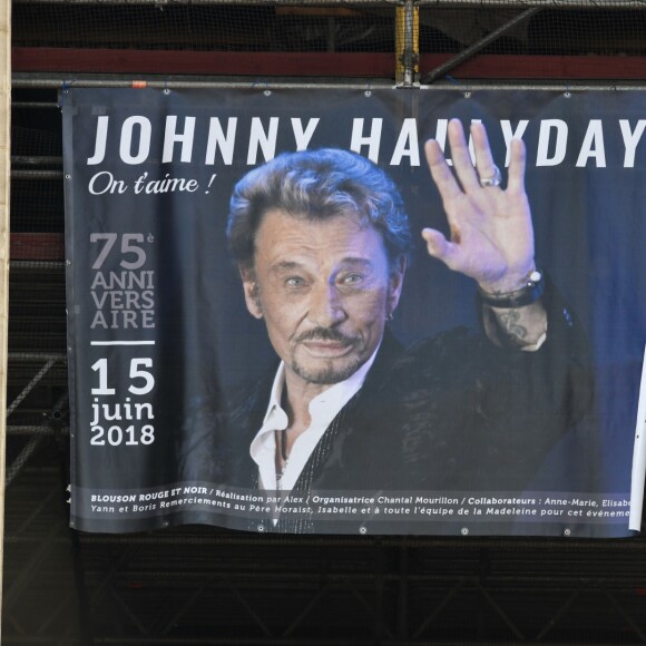 Messe hommage pour le 75e anniversaire de Johnny Hallyday en l'église de La Madeleine à Paris, en présence de milliers de fans. Le 15 juin 2018.