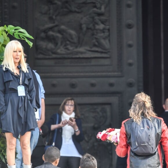 Messe hommage pour le 75e anniversaire de Johnny Hallyday en l'église de La Madeleine à Paris, en présence de milliers de fans. Le 15 juin 2018.