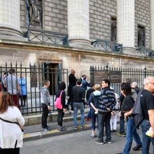 Messe hommage pour le 75e anniversaire de Johnny Hallyday en l'église de La Madeleine à Paris, en présence de milliers de fans. Le 15 juin 2018.