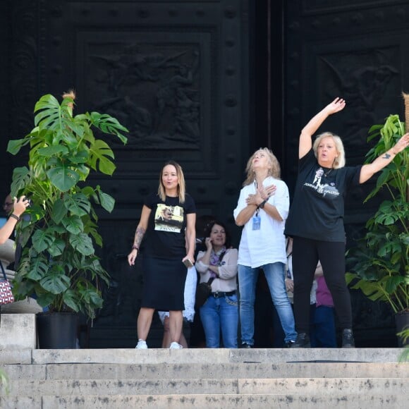 Messe hommage pour le 75e anniversaire de Johnny Hallyday en l'église de La Madeleine à Paris, en présence de milliers de fans. Le 15 juin 2018.