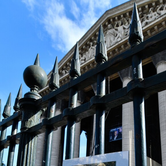 Messe hommage pour le 75e anniversaire de Johnny Hallyday en l'église de La Madeleine à Paris, en présence de milliers de fans. Le 15 juin 2018.