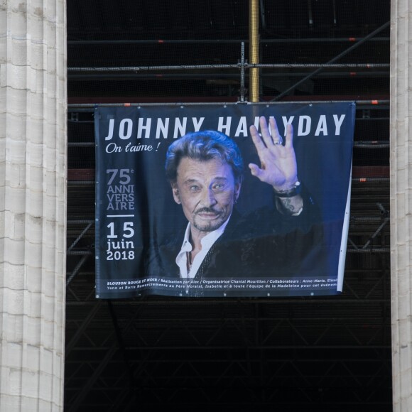 Messe hommage pour le 75e anniversaire de Johnny Hallyday en l'église de La Madeleine à Paris, en présence de milliers de fans. Le 15 juin 2018.