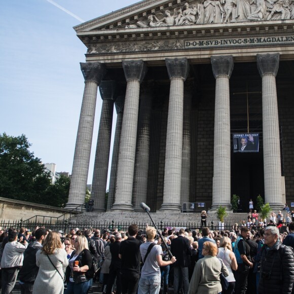 Messe hommage pour le 75e anniversaire de Johnny Hallyday en l'église de La Madeleine à Paris, en présence de milliers de fans. Le 15 juin 2018.