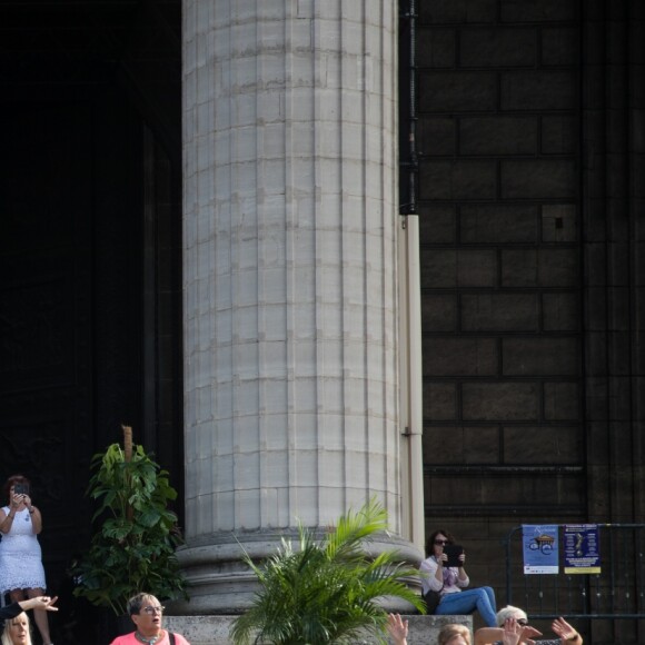 Messe hommage pour le 75e anniversaire de Johnny Hallyday en l'église de La Madeleine à Paris, en présence de milliers de fans. Le 15 juin 2018.