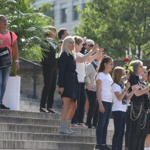 Messe hommage pour le 75e anniversaire de Johnny Hallyday en l'église de La Madeleine à Paris, en présence de milliers de fans. Le 15 juin 2018.