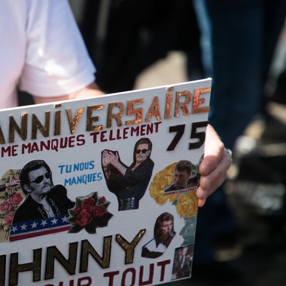 Messe hommage pour le 75e anniversaire de Johnny Hallyday en l'église de La Madeleine à Paris, en présence de milliers de fans. Le 15 juin 2018.