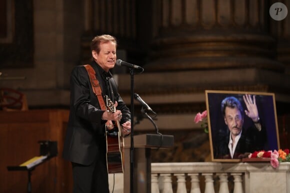 Le chanteur Chris Evans lors de la messe hommage pour le 75ème anniversaire de Johnny Hallyday en l'église de La Madeleine à Paris le 15 juin 2018. 15/06/2018 - Paris
