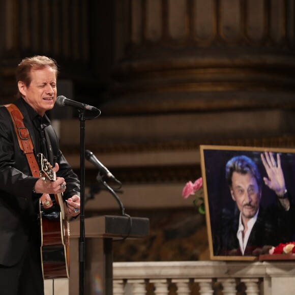 Le chanteur Chris Evans lors de la messe hommage pour le 75ème anniversaire de Johnny Hallyday en l'église de La Madeleine à Paris le 15 juin 2018. 15/06/2018 - Paris