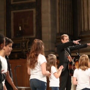 Le guitariste Chris Evans lors de la messe hommage pour le 75ème anniversaire de Johnny Hallyday en l'église de La Madeleine à Paris le 15 juin 2018. 15/06/2018 - Paris