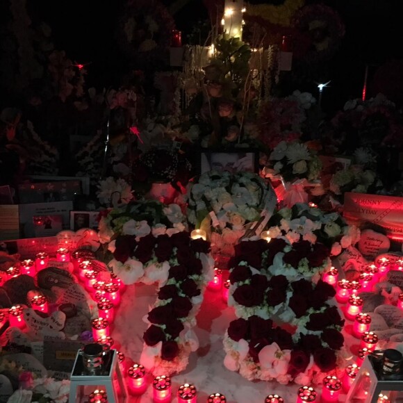La tombe de Johnny Hallyday à Saint-Barthélemy pour son anniversaire, le 15 juin 2018.