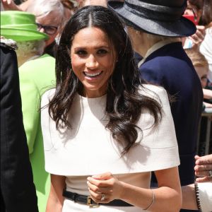 Meghan Markle, duchesse de Sussex, salue la foule lors de sa visite dans la ville de Chester le 14 juin 2018.