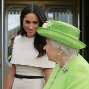 La duchesse de Sussex Meghan Markle effectue son premier déplacement officiel avec la reine Elisabeth II d'Angleterre à Runcorn, Cheshire, Royaume Uni, le 14 juin 2018.