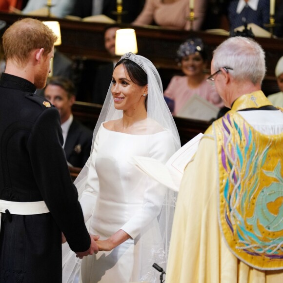 Le prince Harry et Meghan Markle (en robe de mariée Givenchy), duc et duchesse de Sussex, en la chapelle St. George au château de Windsor après leur mariage le 19 mai 2018.