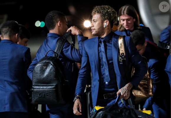 Neymar (front) - L'équipe du Brésil de football arrive à l'aéroport international de Sotchi, Russie, le 11 juin 2018, pour la coupe du monde de football 2018.