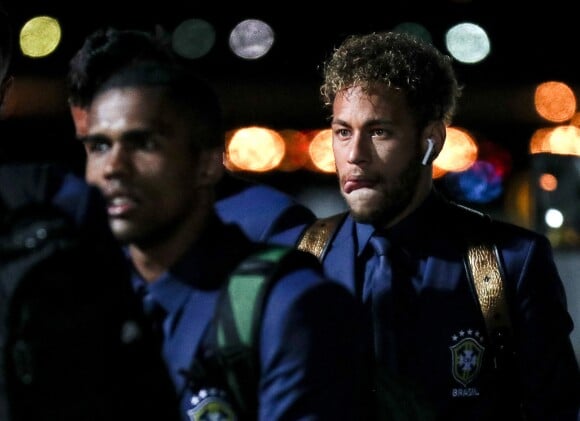Neymar (R) - L'équipe du Brésil de football arrive à l'aéroport international de Sotchi, Russie, le 11 juin 2018, pour la coupe du monde de football 2018.