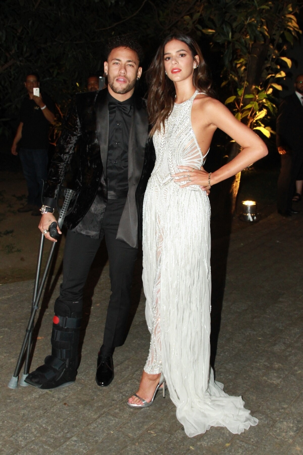 Photo : Neymar Jr et sa compagne Bruna Marquezine arrivent sur le red  carpet de la soirée AMFAR à Sao Paulo Le 13 avril 2018 - Purepeople