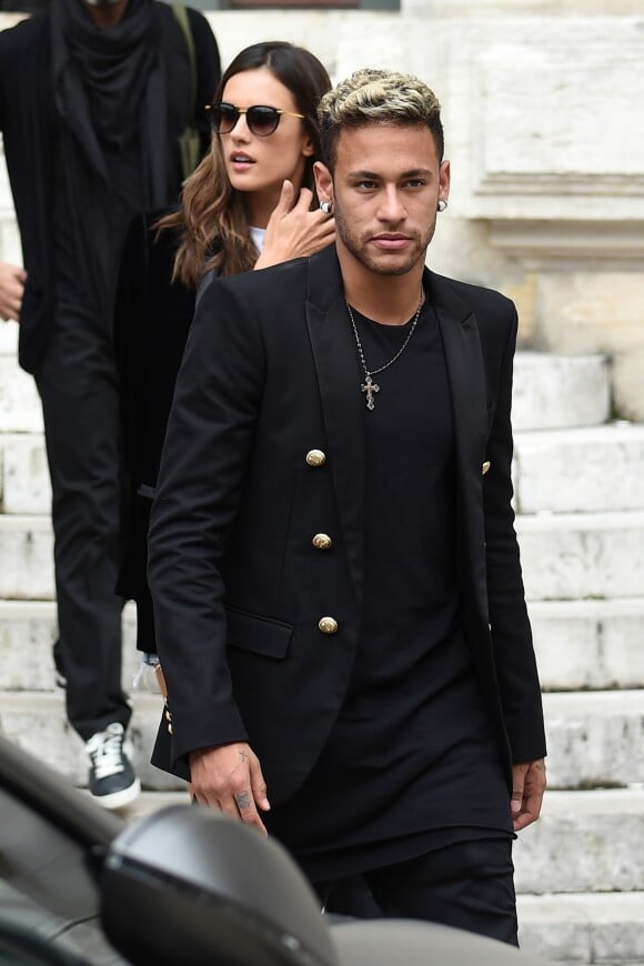 Neymar Jr et Alessandra Ambrosio sortant du défilé de mode printemps-été 2018 "Balmain" à l'Opéra Garnier à Paris. Le 28 septembre 2017
