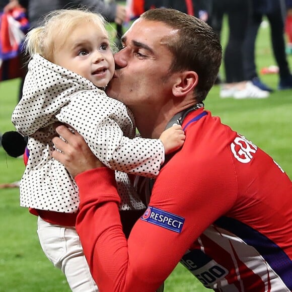 Antoine Griezmann et sa fille Mia après la finale de la Ligue Europa, l'Olympique de Marseille contre l'Atlético de Madrid au stade Groupama à Decines-Charpieu banlieue de Lyon, France, le 16 mai 2018. L'Atlético de Madrid a gagné 3-0. © Cyril Moreau/Bestimage