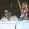Erika Choperena (femme de A. Griezmann) et sa fille Mia Griezmann dans les tribunes lors du match de Liga Atletico de Madrid contre Sevilla FC au stade Wanda Metropolitano à Madrid, Espagne, le 22 septembre 2017.