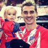 Antoine Griezmann avec sa fille Mia et son coéquipier de l'Atlético Madrid Diego Godin sur Instagram le 2 décembre 2017.