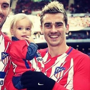 Antoine Griezmann avec sa fille Mia et son coéquipier de l'Atlético Madrid Diego Godin sur Instagram le 2 décembre 2017.