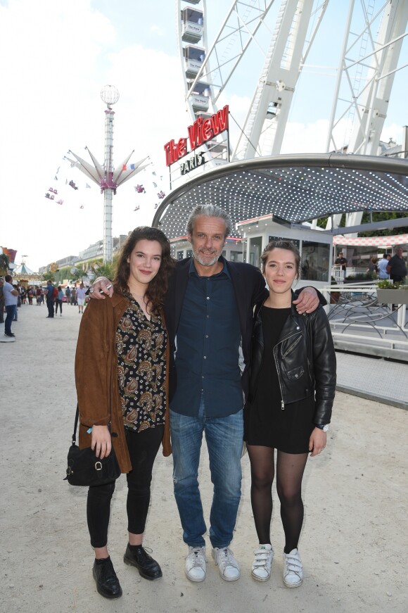 David Brécourt entre Esther Braun et Salomé Braun - Soirée d'inauguration de la 35ème fête foraine des Tuileries au Jardin des Tuileries à Paris, le 22 juin 2018. © Coadic Guirec/Baldini/Bestimage