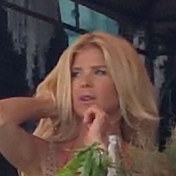 Exclusif - Victoria Silvstedt se relaxe avec un ami sur la plage de Anjuna à Eze, Côte d'Azur, France, le 3 juin 2018.
