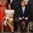 Le prince Harry, duc de Sussex, Meghan Markle, duchesse de Sussex, la reine Elisabeth II d'Angleterre - Personnalités à la cérémonie "Queen's Young Leaders Awards" au palais de Buckingham à Londres le 26 juin 2018.