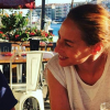 Vanessa Demouy pose avec son fils Solal sur le tournage de "Demain nous appartient" à Sète, le 26 juin 2018.