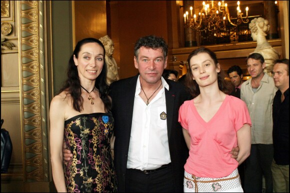 "PATRICK DUPOND" "ELISABETH PLATEL" (OFFICIER DANS L' ORDRE NATIONAL DU MERITE) ET "AURELIE DUPONT" - CEREMONIE DE REMISES D' INSIGNES A L' OPERA NATIONAL DE PARIS SERRE" FEMININ HOMME. Le 18 juin 2004.