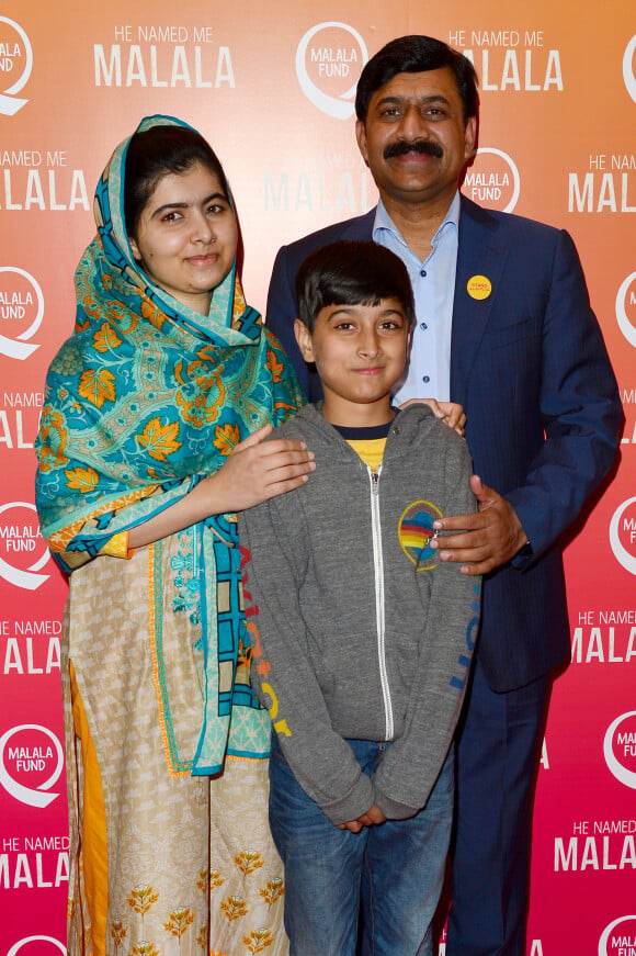 Malala Yousafzai, son père, Ziauddin Yousafzai et son frère Atal Khan Yousafzai - Projection du film "He named me Malala", organisée par la fondation Malala, à Londres. le 22 octobre 2015