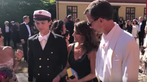 Le prince Nikolai de Danemark filmé par Se og Hor le 27 juin 2018 lors de la cérémonie de remise de diplôme de son école, Herlufsholm près de Naevsted, en présence de son père le prince Joachim, sa mère la comtesse Alexandra de Frederiksborg et sa belle-mère la princesse Marie.