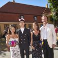  Le prince Nikolai de Danemark a pu compter le 27 juin 2018 sur la présence de son père le prince Joachim, sa mère la comtesse Alexandra de Frederiksborg (robe blanche) et sa belle-mère la princesse Marie de Danemark (robe noire) lors de sa cérémonie de remise de diplôme à l'école privée d'Herlufsholm. 